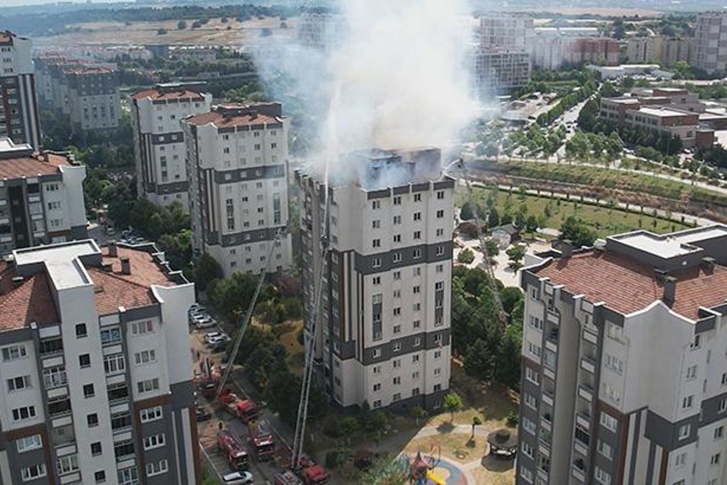 Yangın İhbarı: Küçükçekmece'deki Binada Çatı Yangını Söndürülüyor