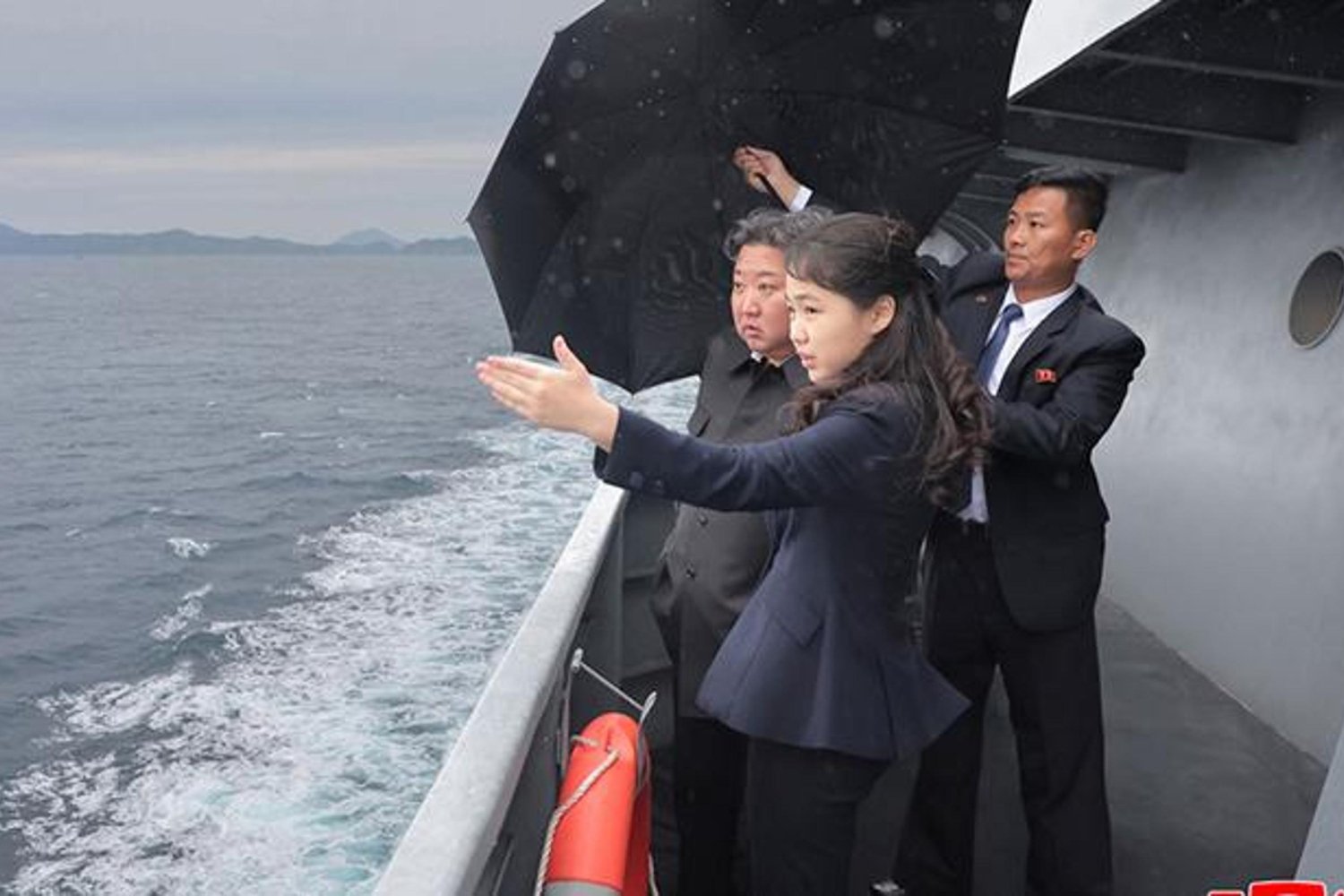 Kuzey Kore'den Güçlü Donanma Hamlesi: Kim, Destroyer Testini İnceledi