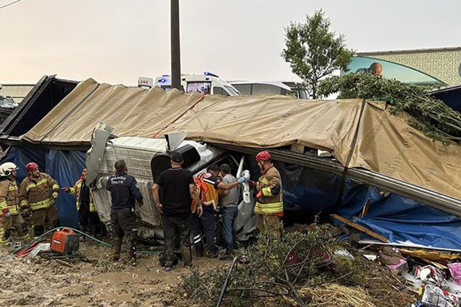 İzmir-Uşak Yolunda Feci Kaza: 2 Ölü, 4 Yaralı