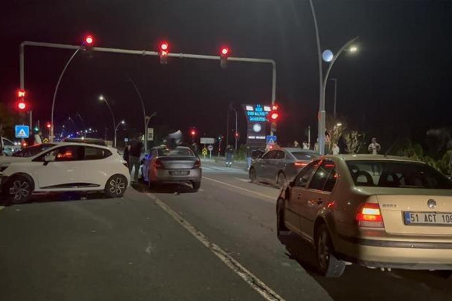 Niğde-Konya Yolunda Zincirleme Kaza: 2 Yaralı, Trafik Kontrollü Sağlandı