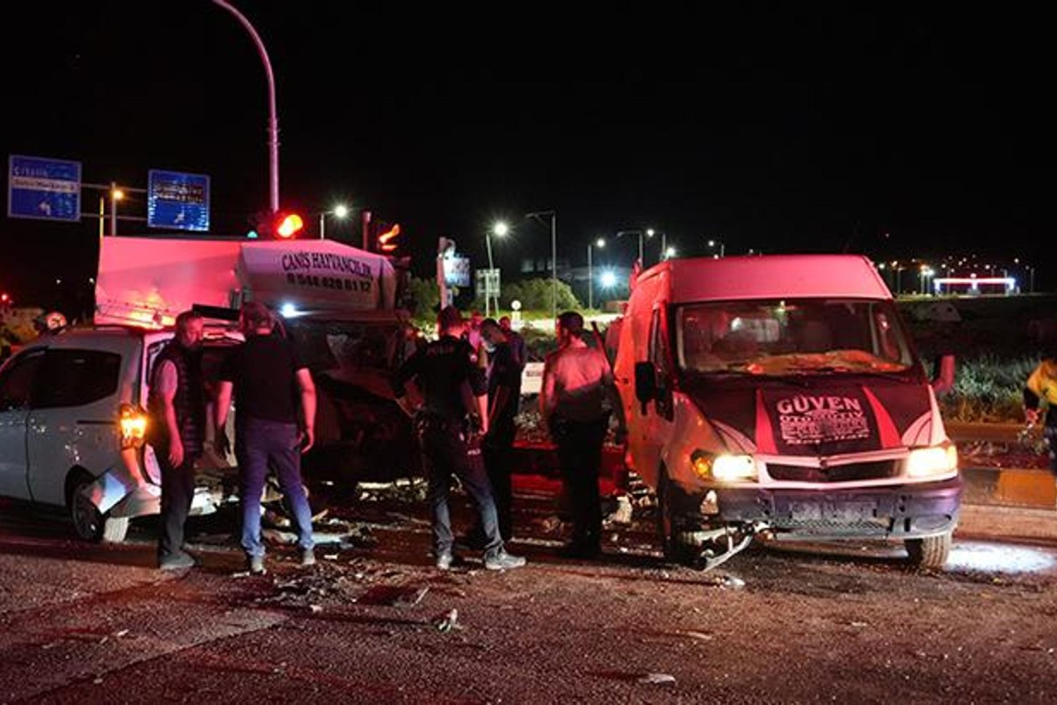 Niğde'de Trafik Kazası: 10 Yaralı, Ağır Hasar