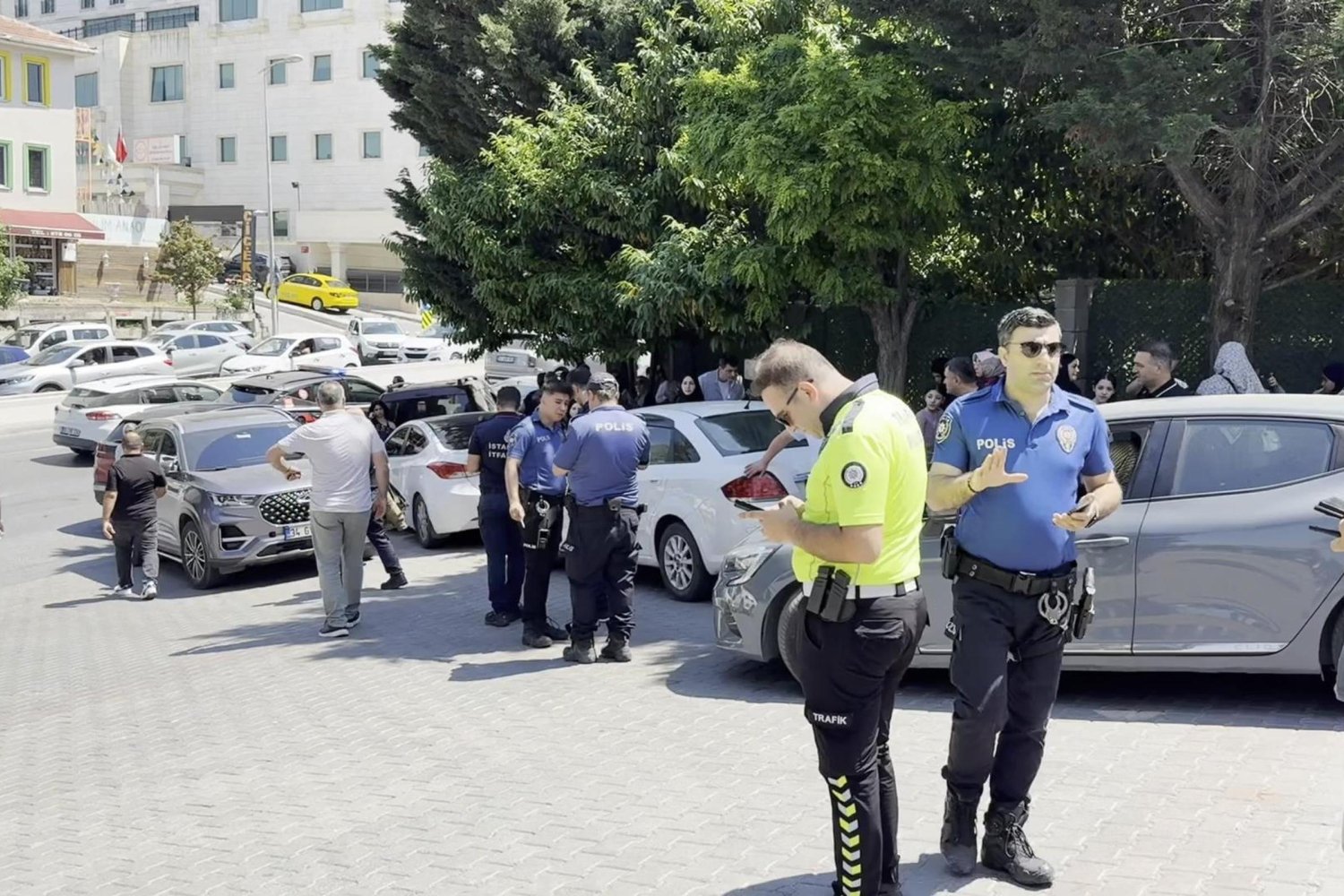 Kaza ŞOk Behsetti! Fren Yerine Gaza Basan Sürücü Otomobili ve Kapıyı Koptu