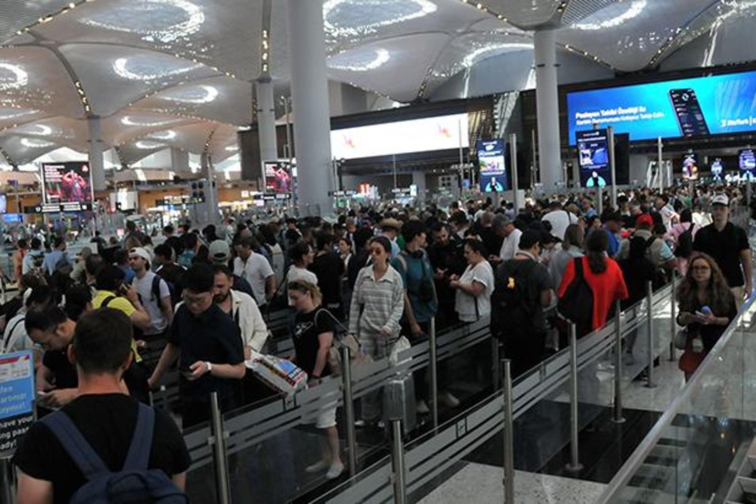 Yaz Tatili Heyecanı İstanbul Havalimanı'nda Yoğunluk Yarattı