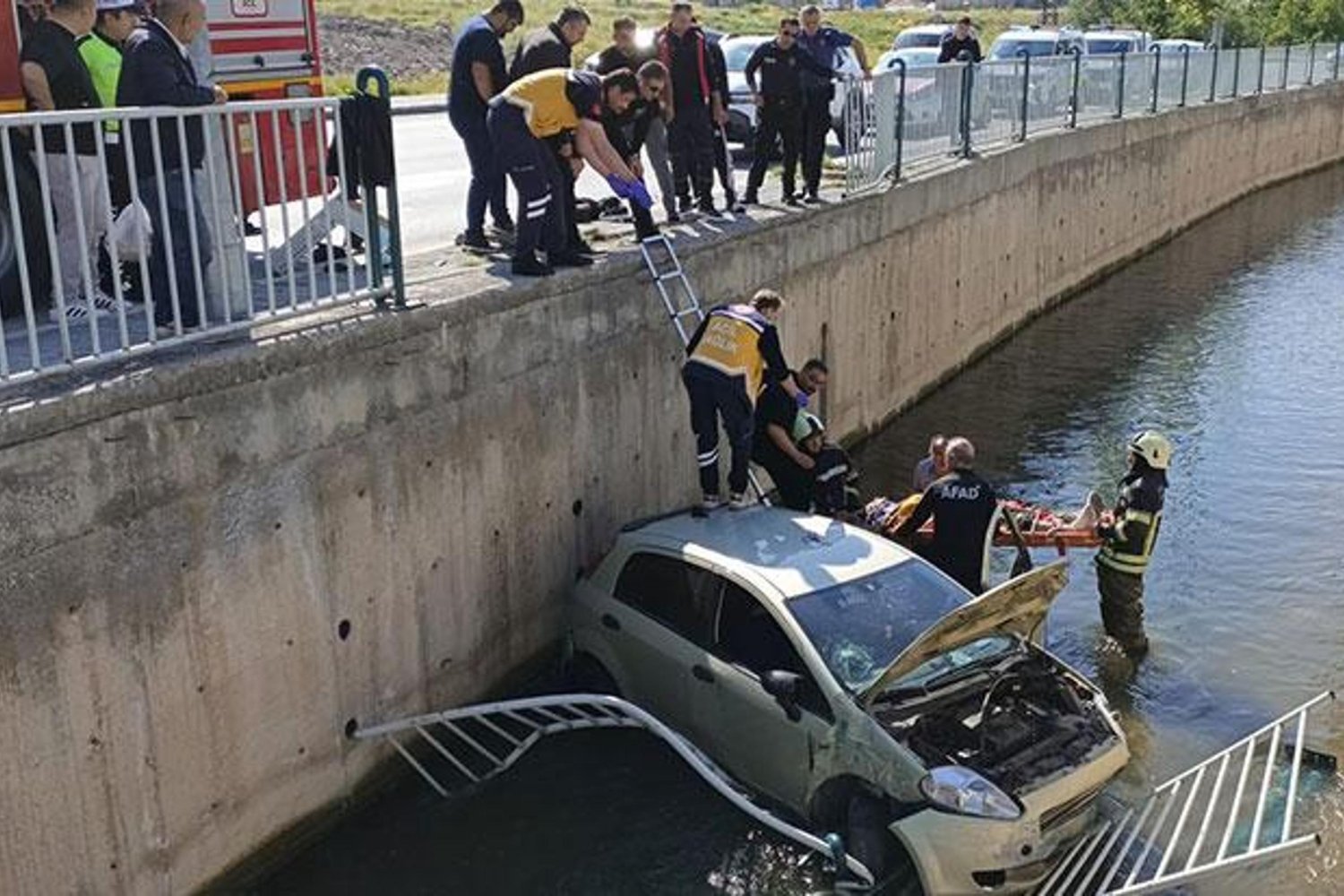Kayseri'de Otomobil Sulama Kanalına Düştü: Yaralı Kurtarıldı