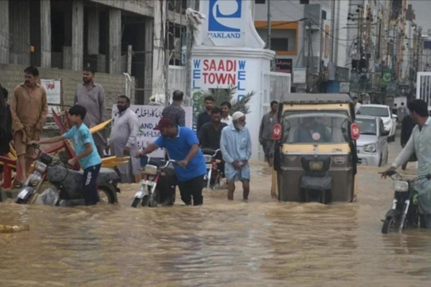 Pakistan’da Şiddetli Yağışlar Ülkeyi Felakete Sürdürüyor