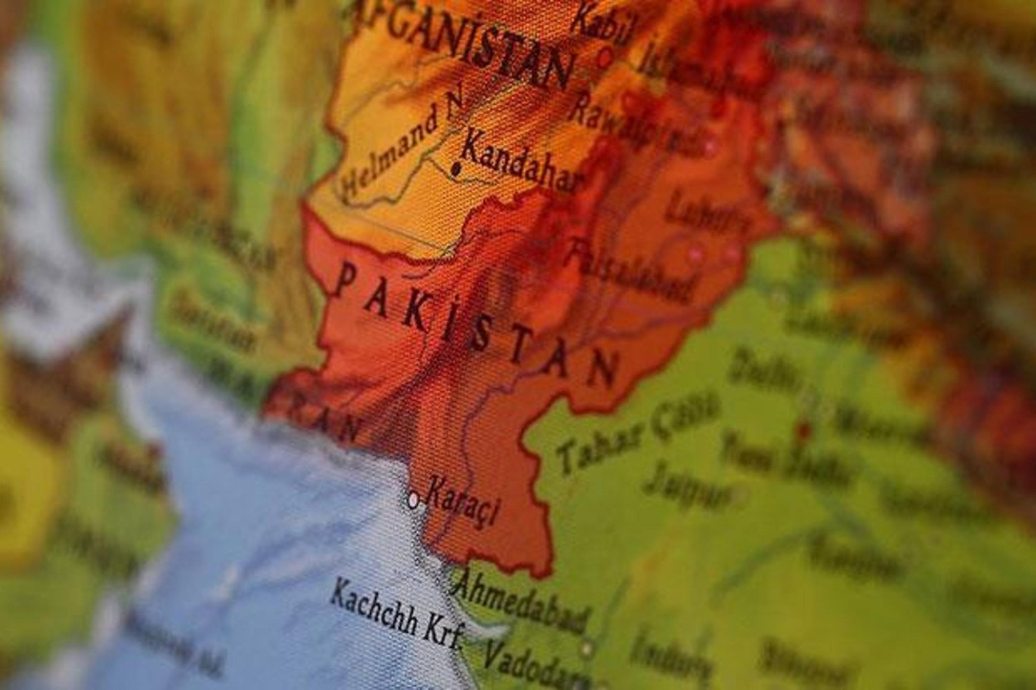 Pakistan'da Patlama ve Silah Sesleri: Karaci Güvenlik Güçleri Operasyonu