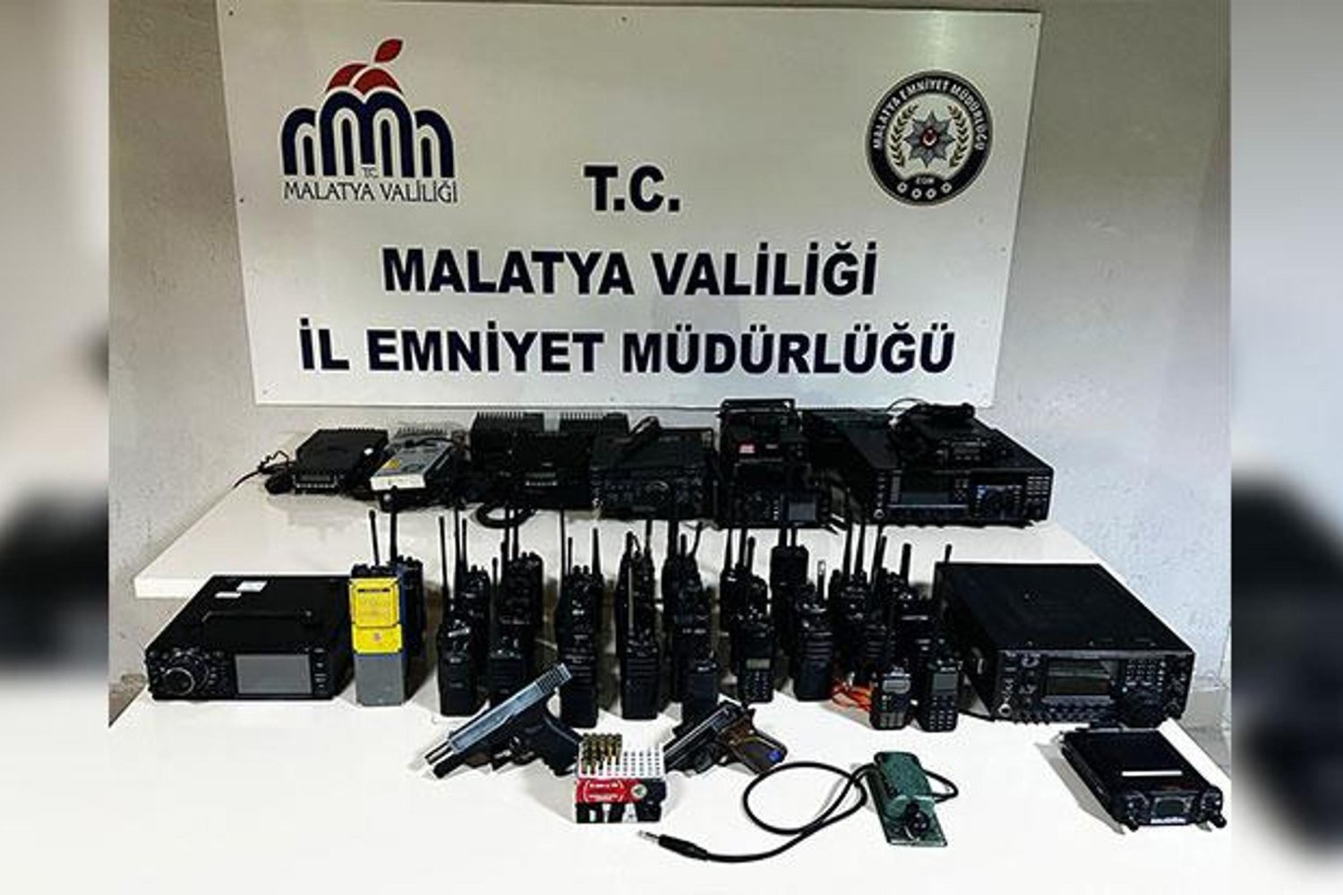 Emniyet Güvenlik Güçlerini Etkileyen Kritik Operasyon: 70 Telsiz ve Silah Ele Geçirildi!