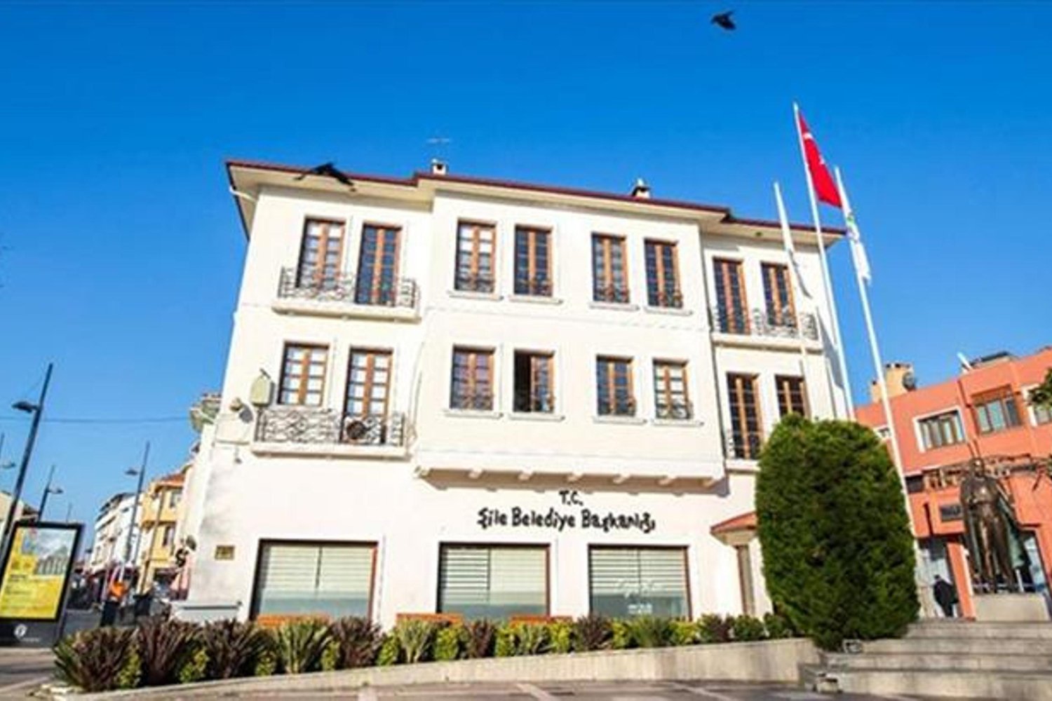 Ünlü Modacıdan Cesur ve Şık Yeni Koleksiyon: Güncel Moda Trendleri Burada!