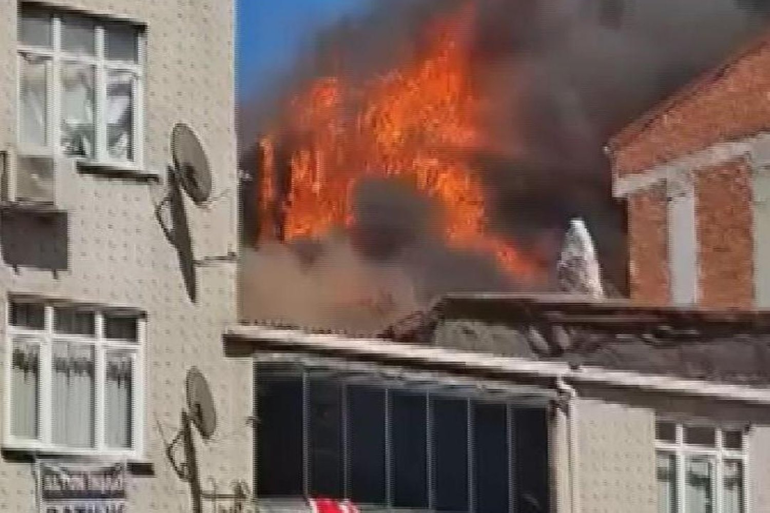 Sultangazi'de Çatı Yangını Çevredeki 6 Binası Vurdu! Detaylar İçin Tıklayın