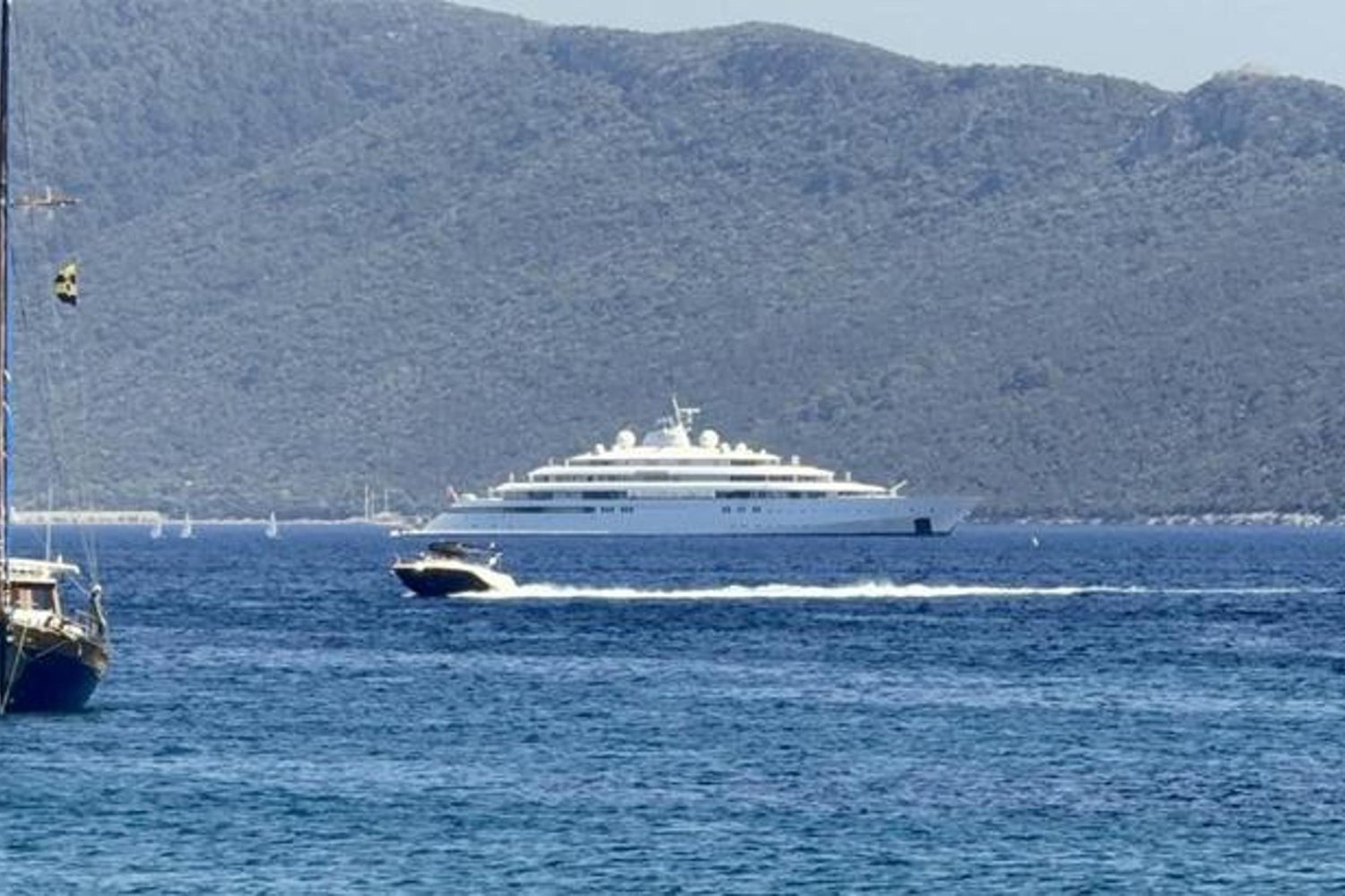 Muğla Bodrum'da Lüks Süper Yat 'Golden Odyssey' Demirledi