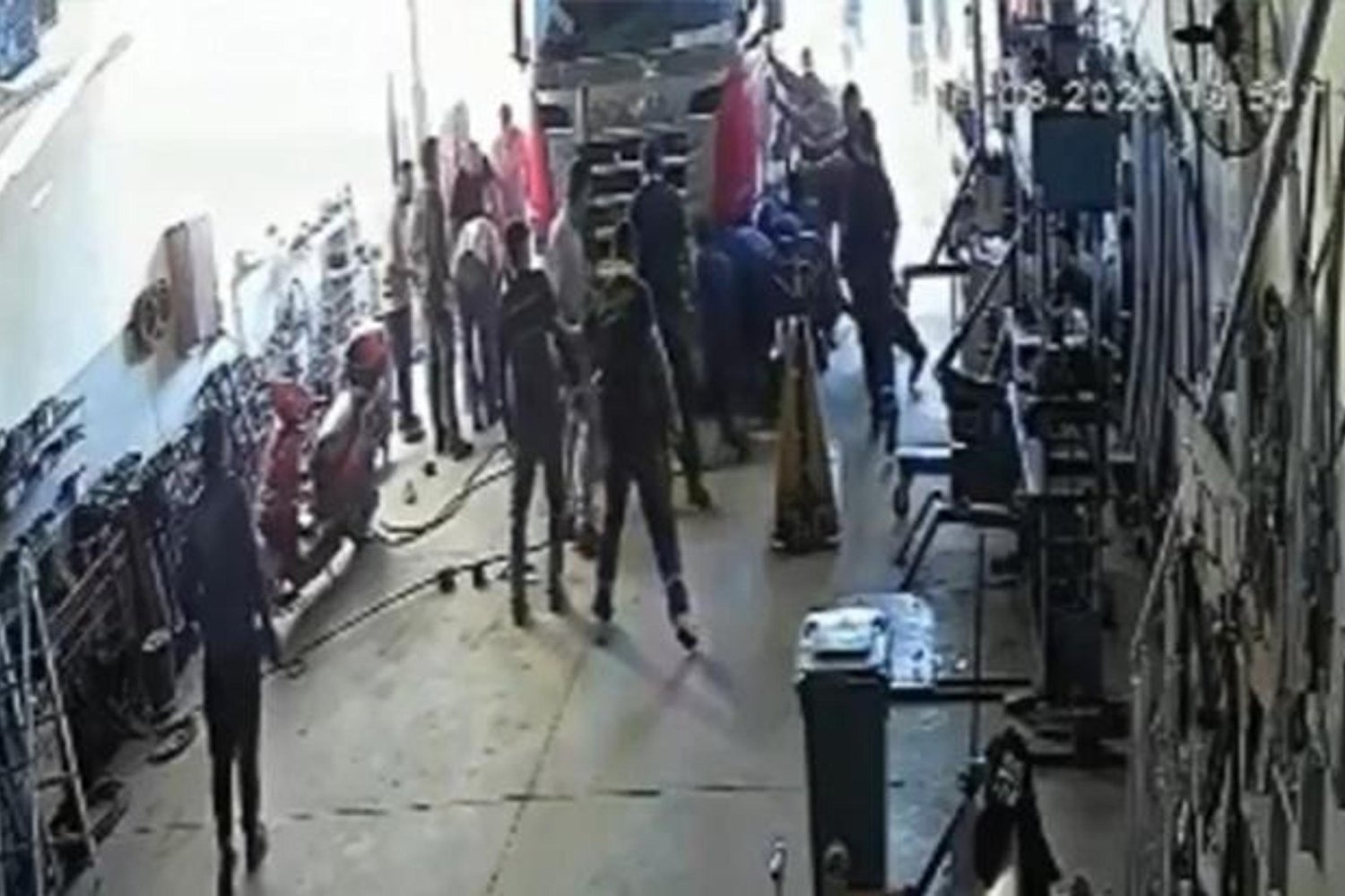 Aksaray'da TIR Tamiri Sırasında Facia: Baba ve Oğlu Kazadan Son Anda Kurtuldu
