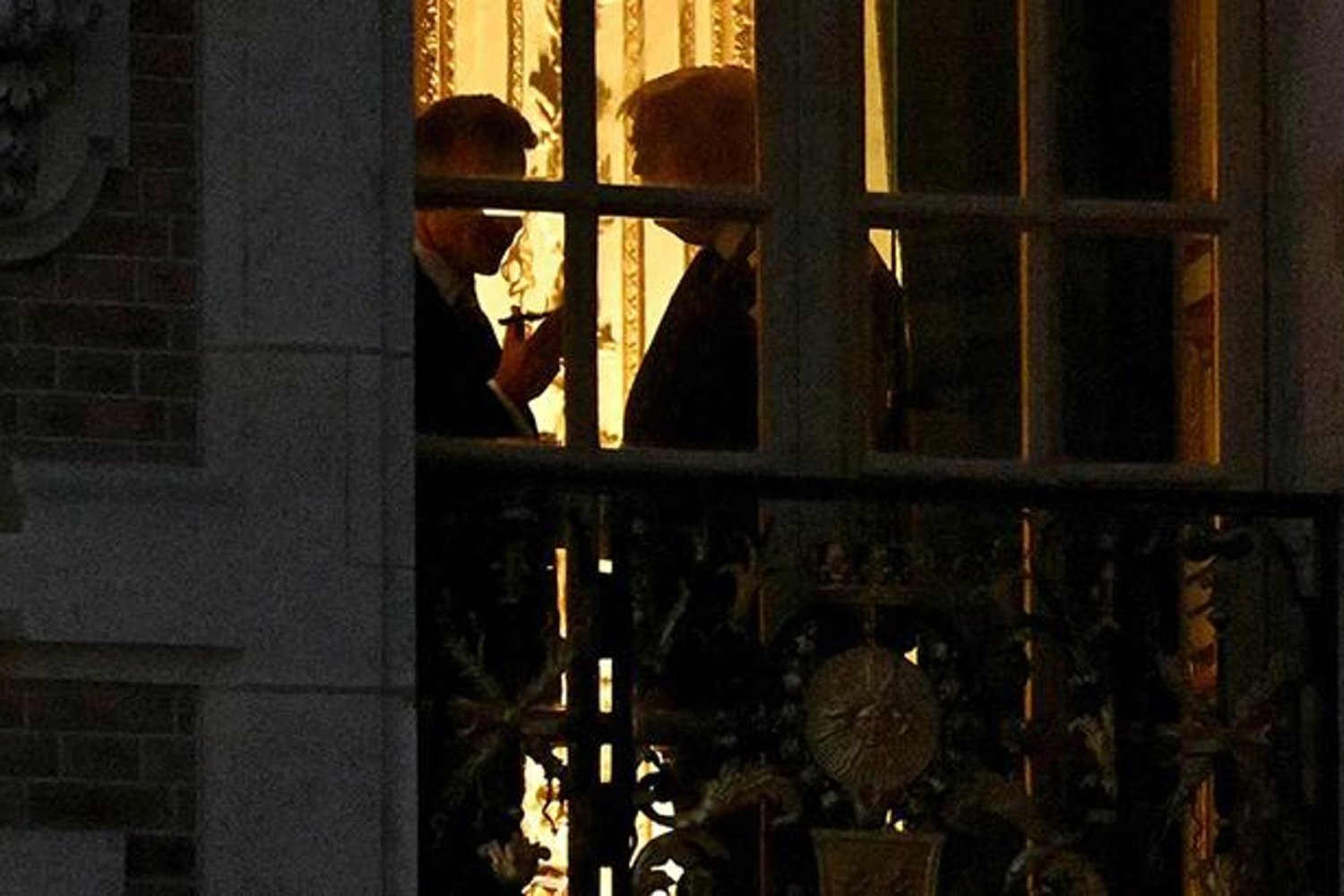 Trump'ın Versay Sarayı'nda İran Anlaşması İmza Detayları Şaşırttı!