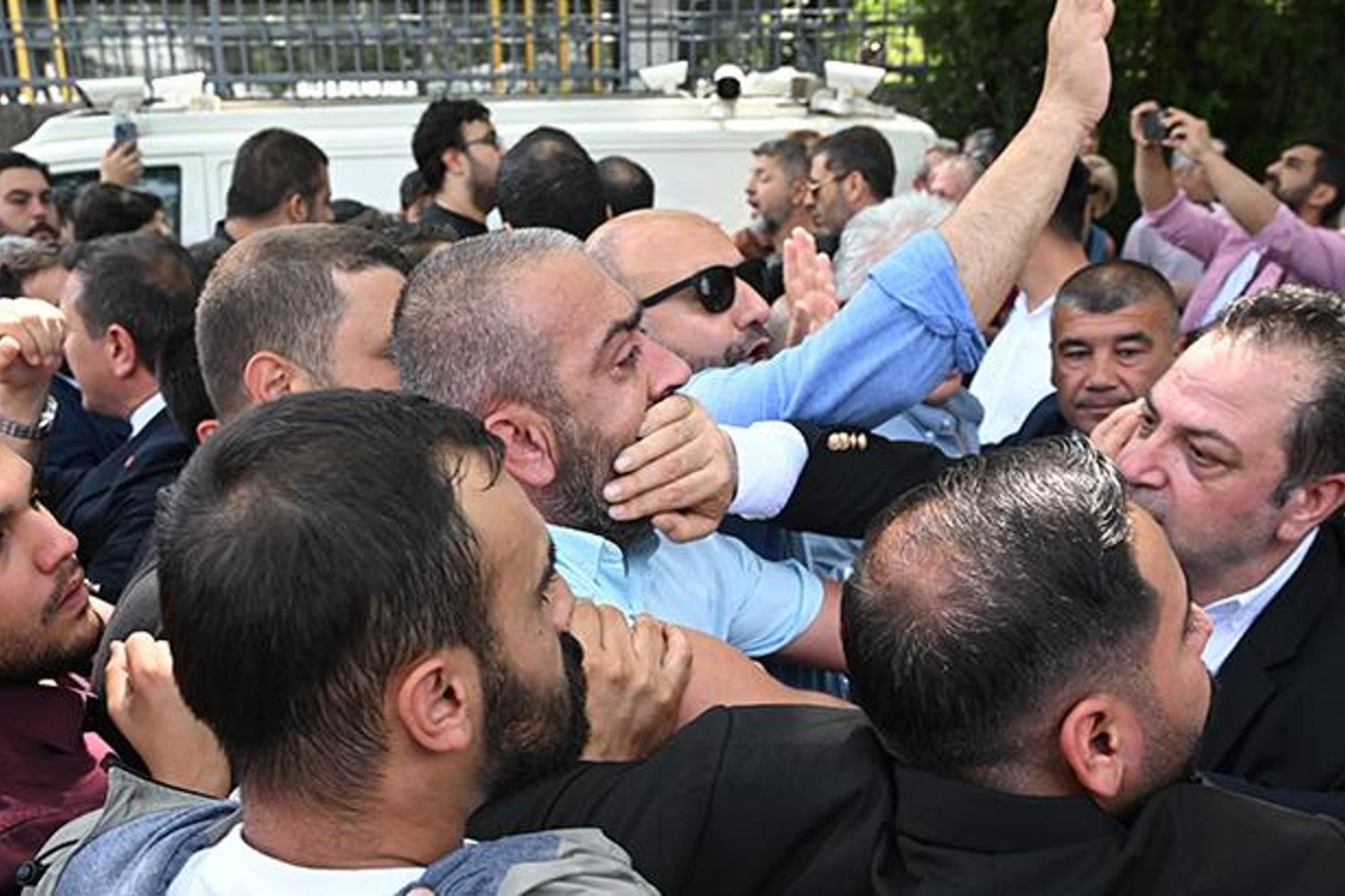 CHP Meclis Gerginliği: Özel ve Kılıçdaroğlu Destekçileri Arasında Çıkan Gerilim Güvenlik Müdahalesiyle Sona Erdi