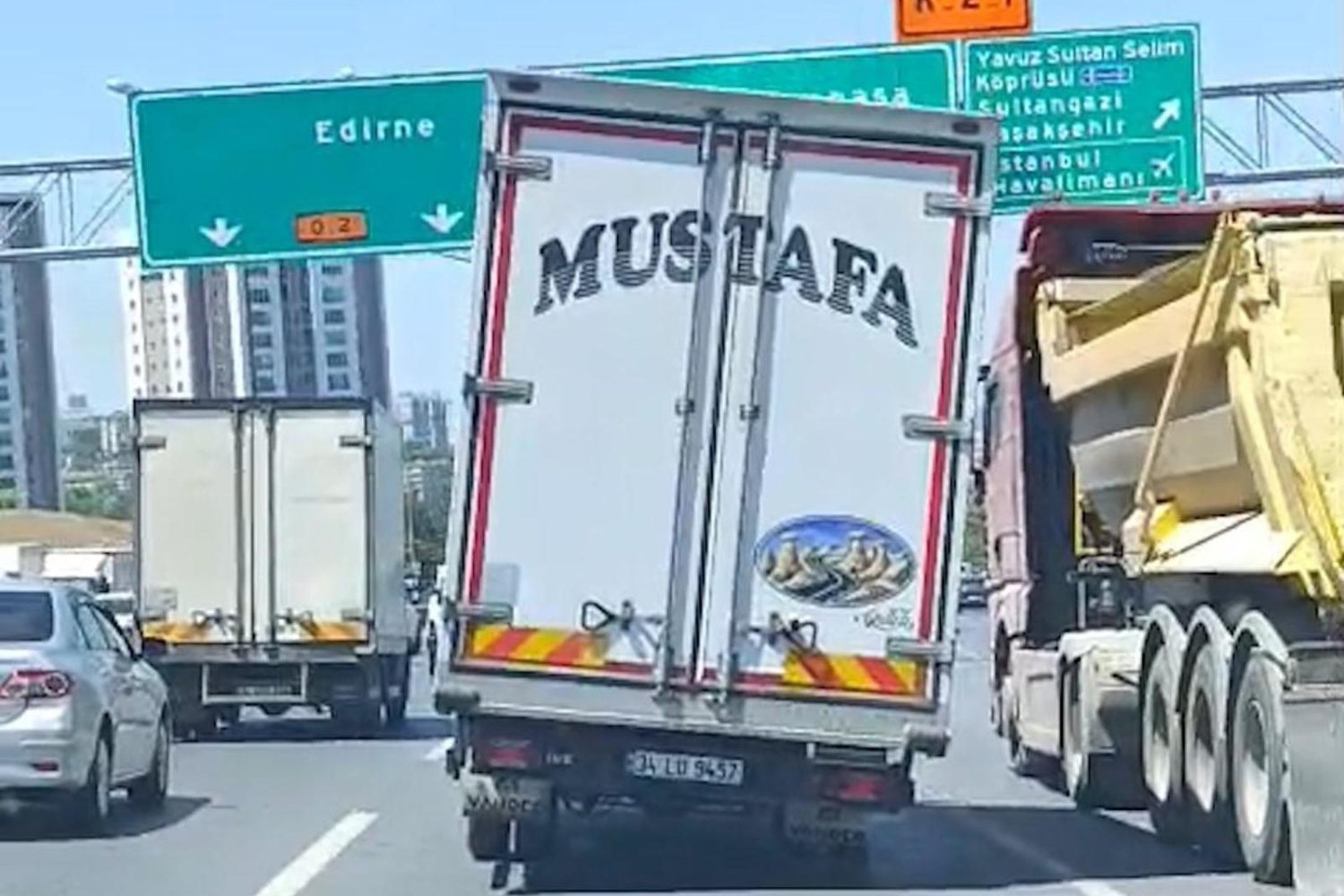 İstanbul Tem Otoyolu'nda Kamyon Tehlike Saçtı: Kasası Sağ Yana Eğildi!