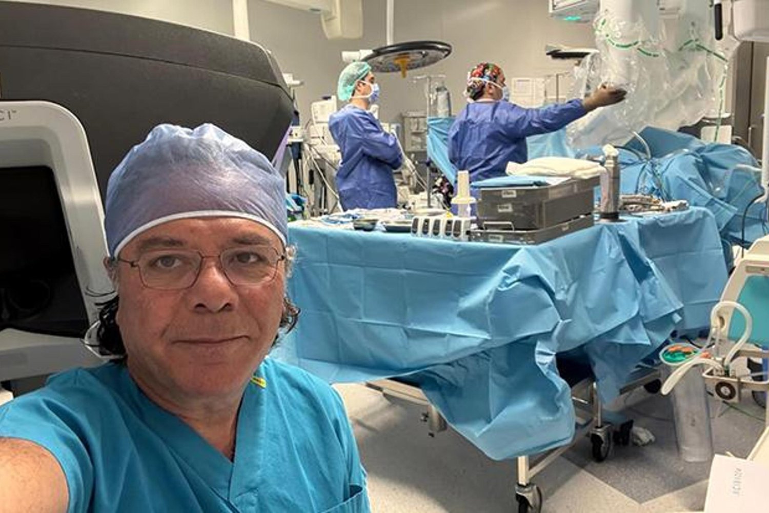 Robotik Kanser Cerrahisinde Türk Uzmanı Prof. Dr. Oktar Asoğlu İngiltere'de Canlı Ameliyatla Gurur Kaynağı Olacak