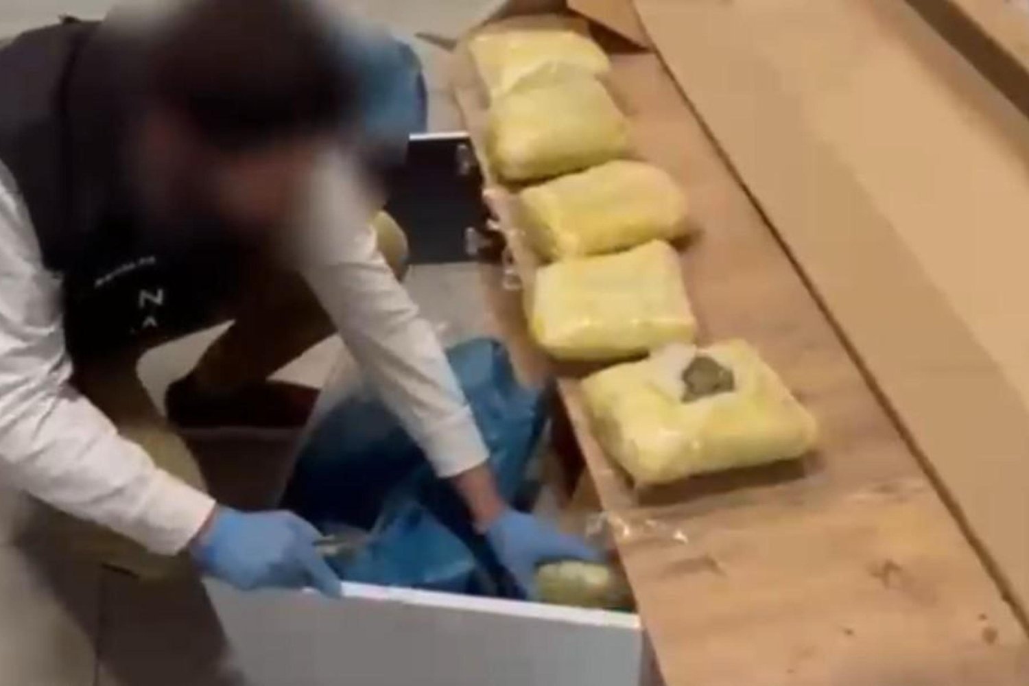 Antalya'da Uyuşturucu Sevkiyatı: TV Ünitesine Gizlenmiş 7 Kg Skunk Yakalandı