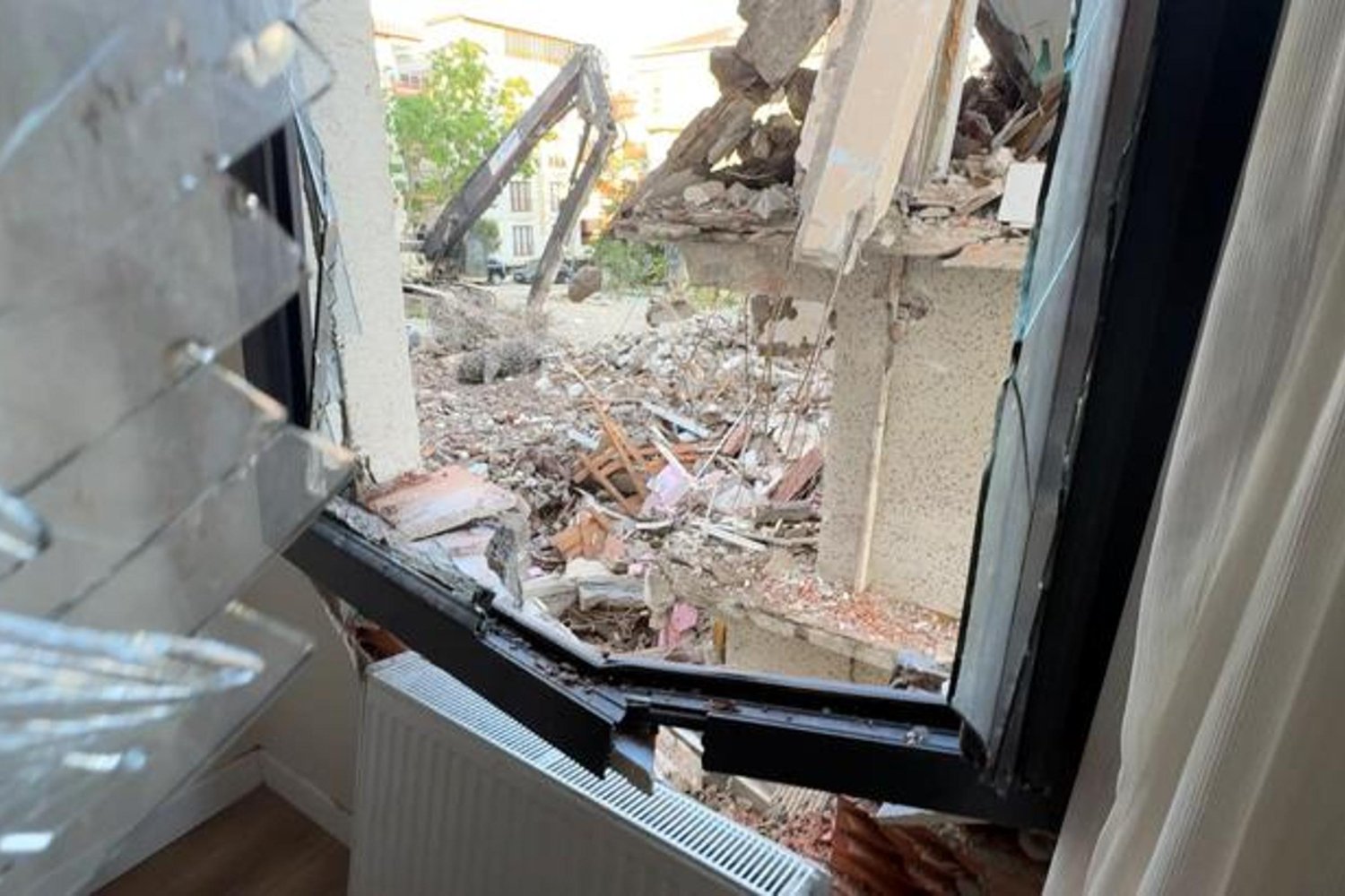 Avcılar'da Kentsel Dönüşümde Yıkım Kazası: Kolon Düşerek Binaya Zarar Verdi