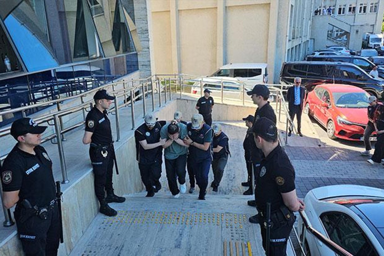 Zonguldak'ta Terör Operasyonu: 4 Öğrenci Gözaltında Tutuklama Çıkışı
